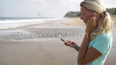 在沙滩上听智能手机音乐的女人